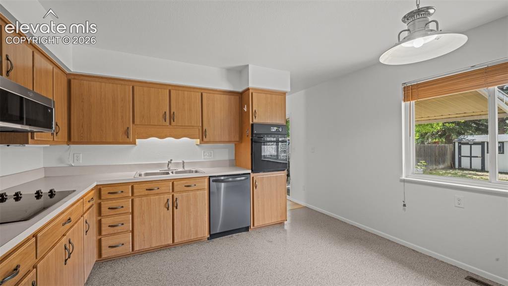 Image 11 of 41: Kitchen