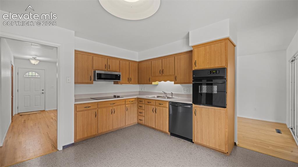 Image 12 of 41: Kitchen