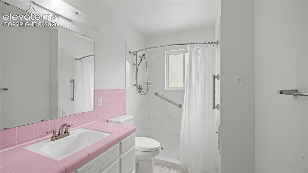 Image 15 of 41: Bathroom