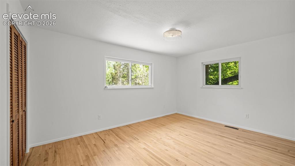 Image 16 of 41: Bedroom