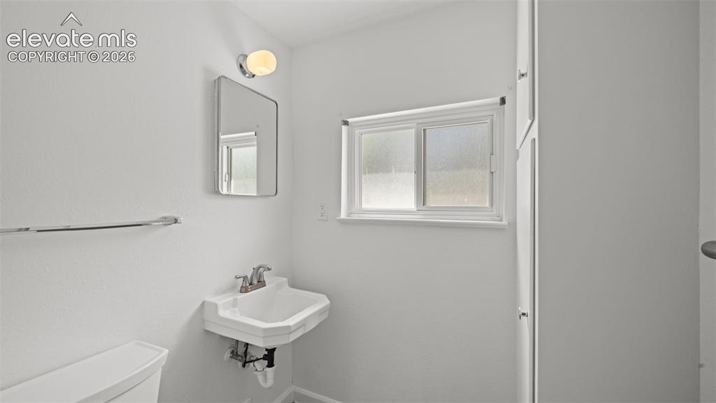 Image 22 of 41: Bathroom