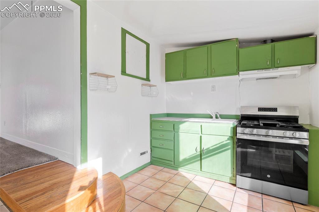 Image 10 of 28: Kitchen