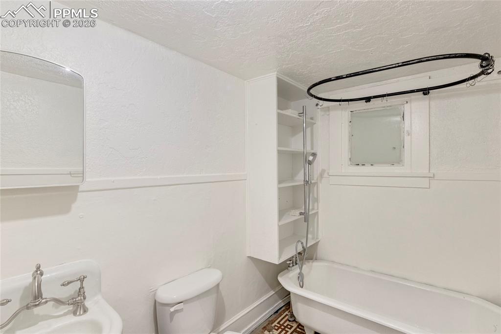 Image 19 of 28: Bathroom