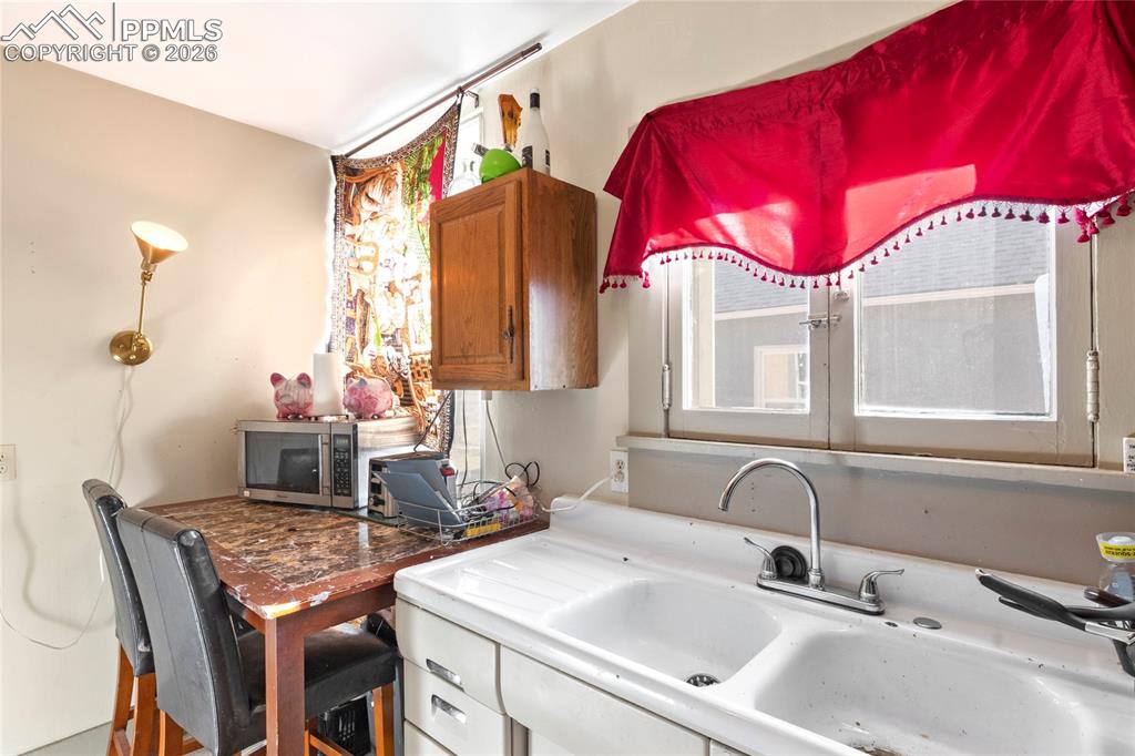 Image 4 of 28: Kitchen