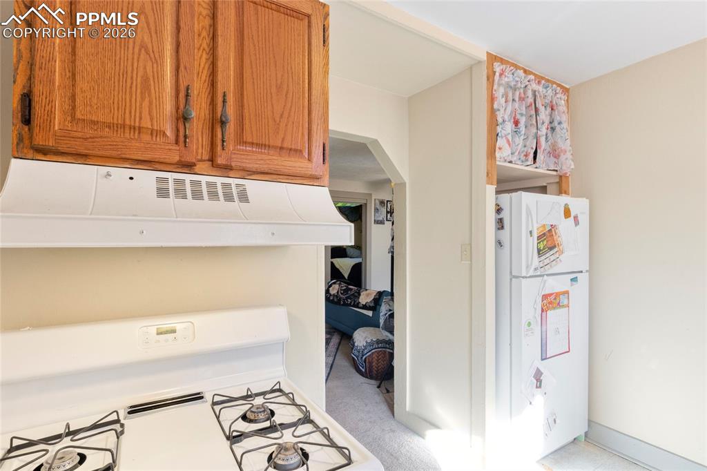 Image 5 of 28: Kitchen