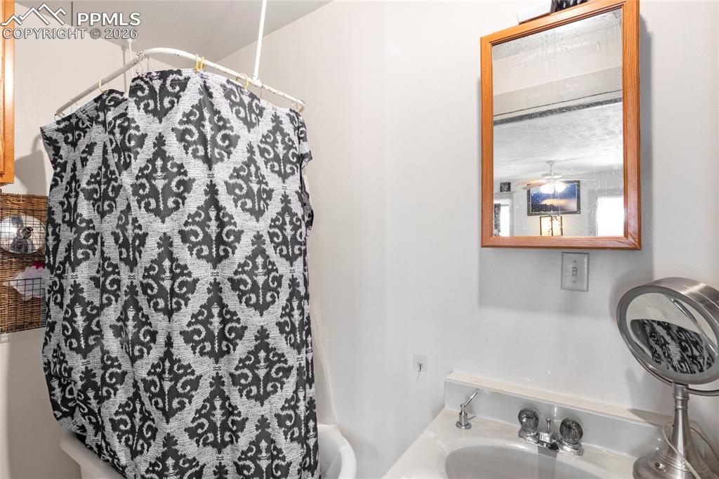 Image 7 of 28: Bathroom