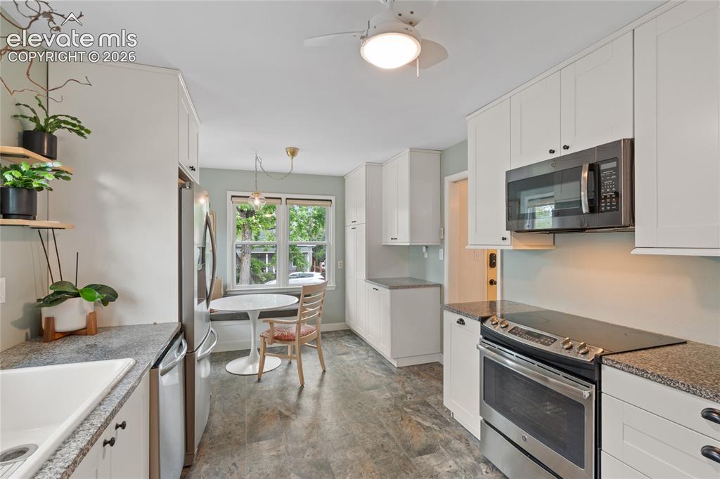 Image 7 of 27: Granite countertops and stainless appliances