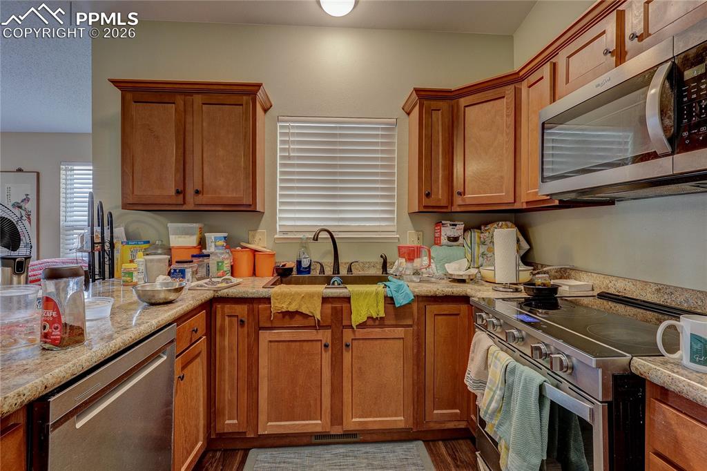 Image 17 of 24: Kitchen