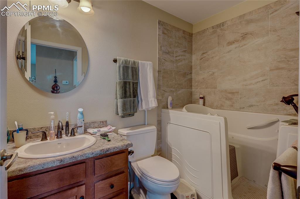 Image 4 of 24: Bathroom