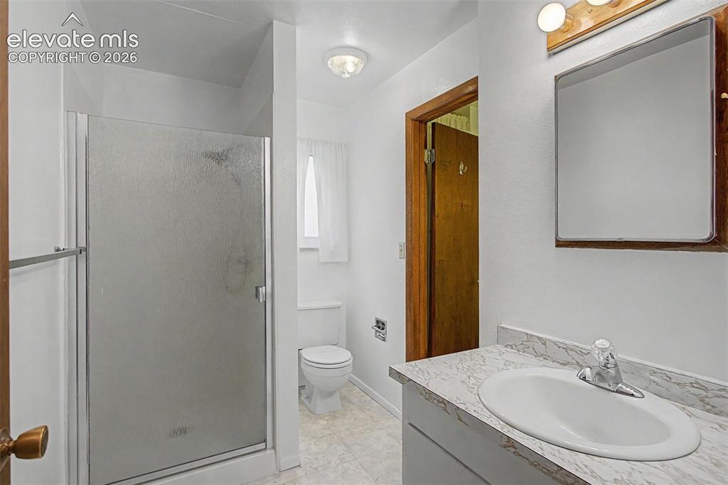 Image 12 of 33: Bathroom