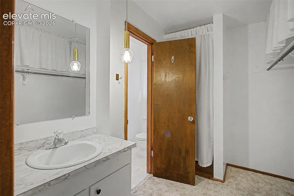 Image 13 of 33: Bathroom