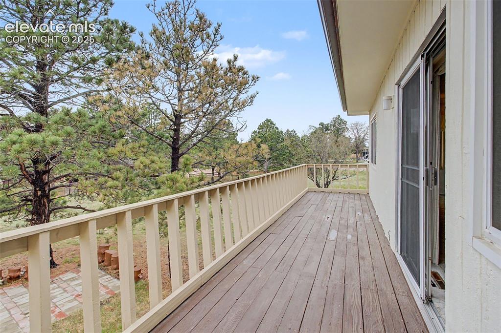 Image 28 of 33: Deck