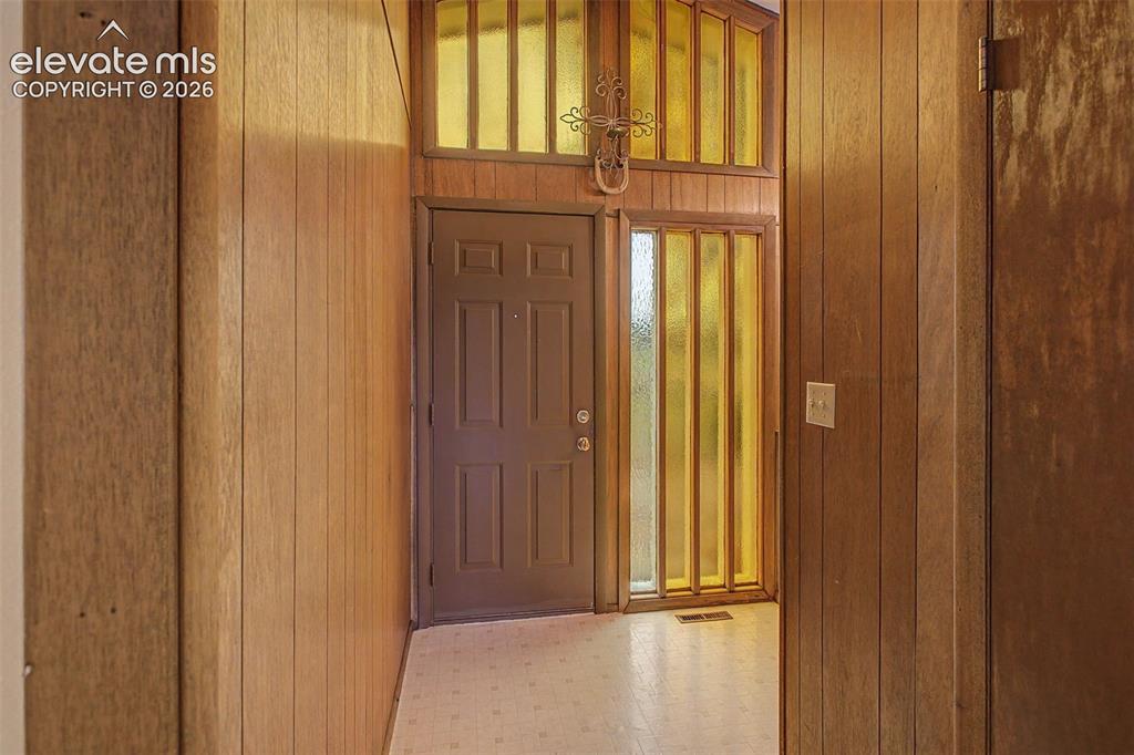 Image 3 of 33: Entry