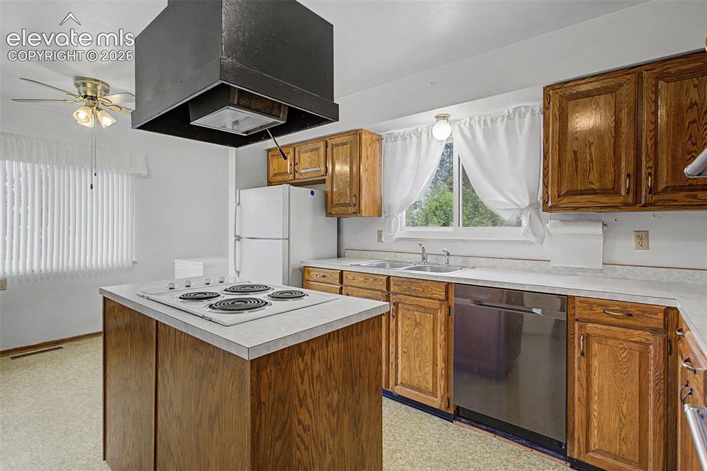 Image 6 of 33: Kitchen