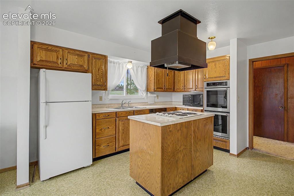 Image 7 of 33: Kitchen