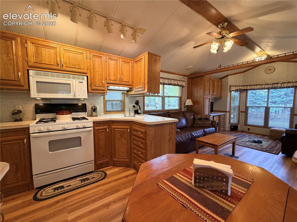 Image 10 of 21: Kitchen