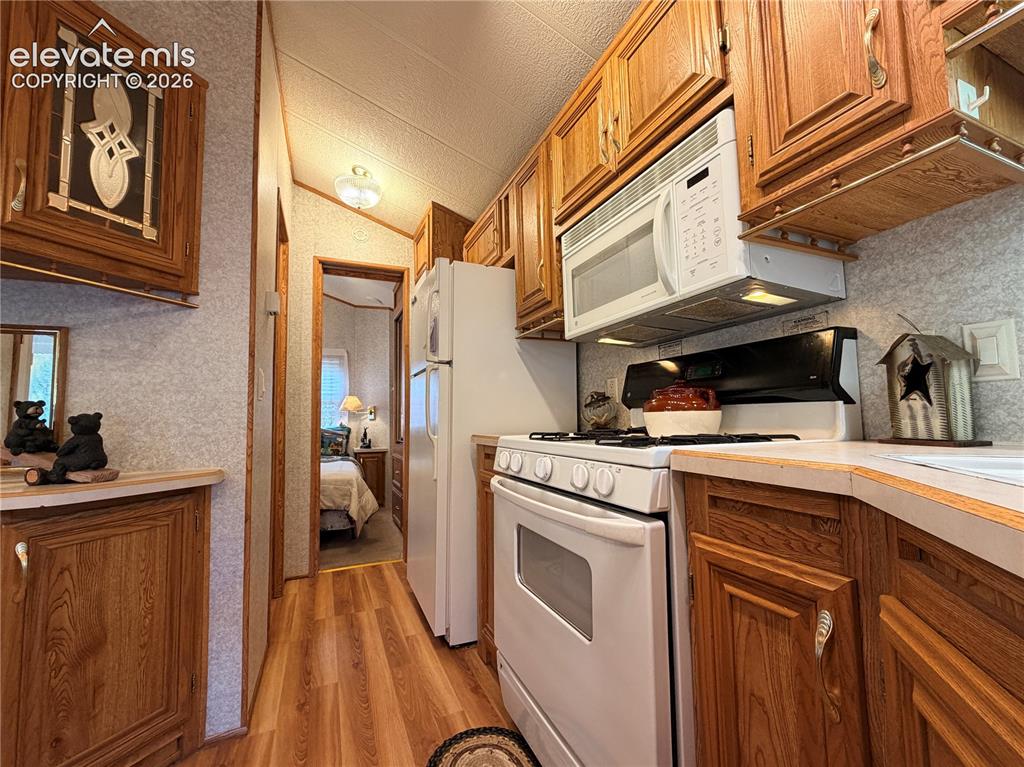 Image 11 of 21: Kitchen