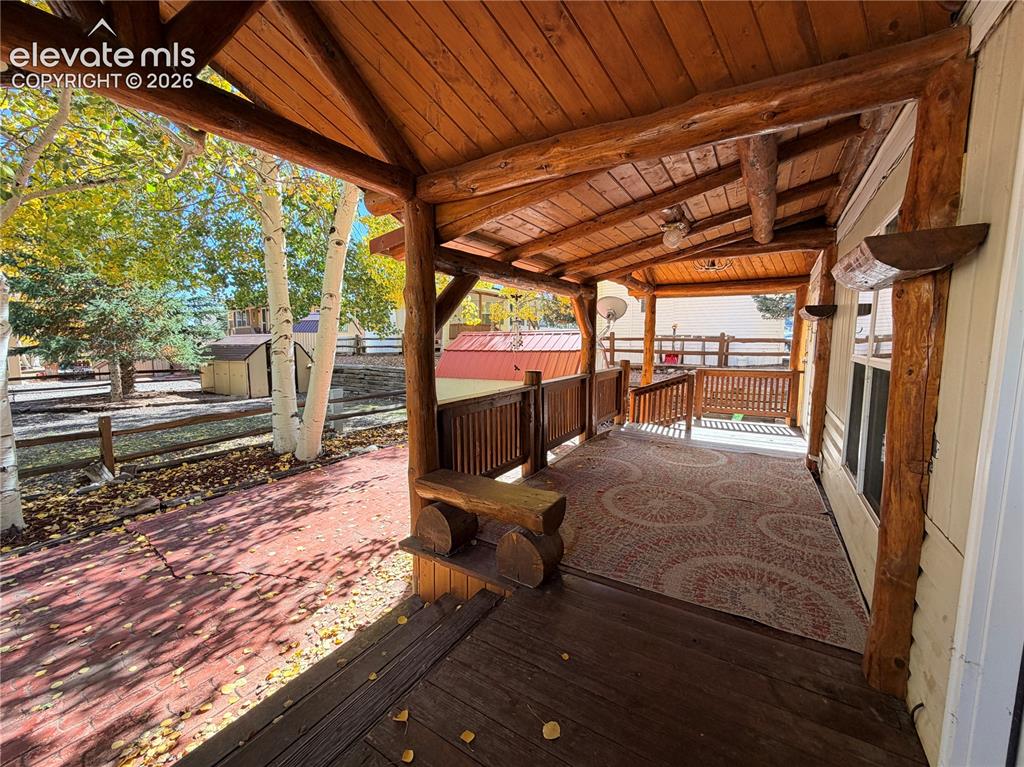 Image 19 of 21: Deck