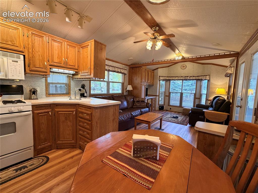 Image 9 of 21: Kitchen