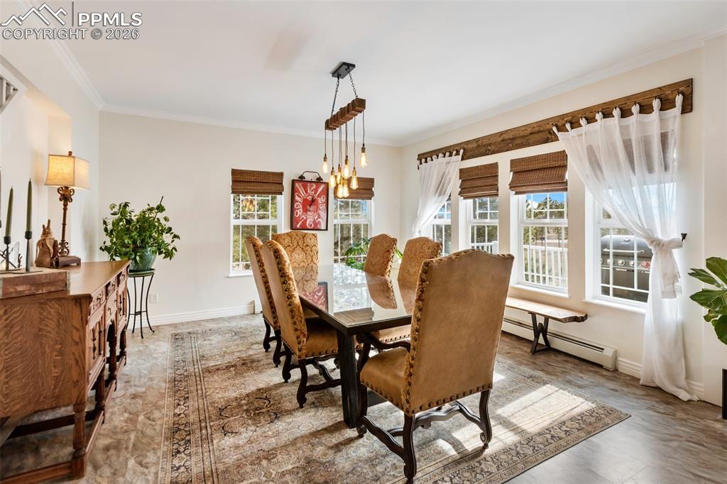 Image 12 of 50: Dining area