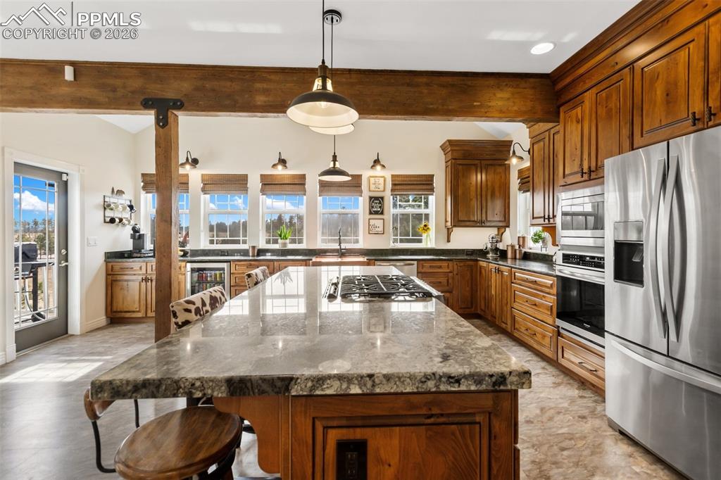 Image 15 of 50: Kitchen island