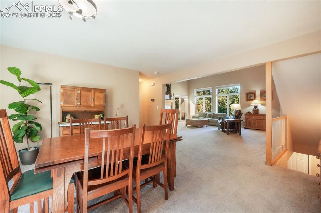 Image 10 of 50: Dining Area