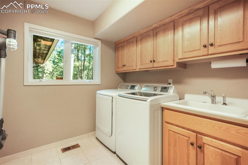 Image 21 of 50: Laundry