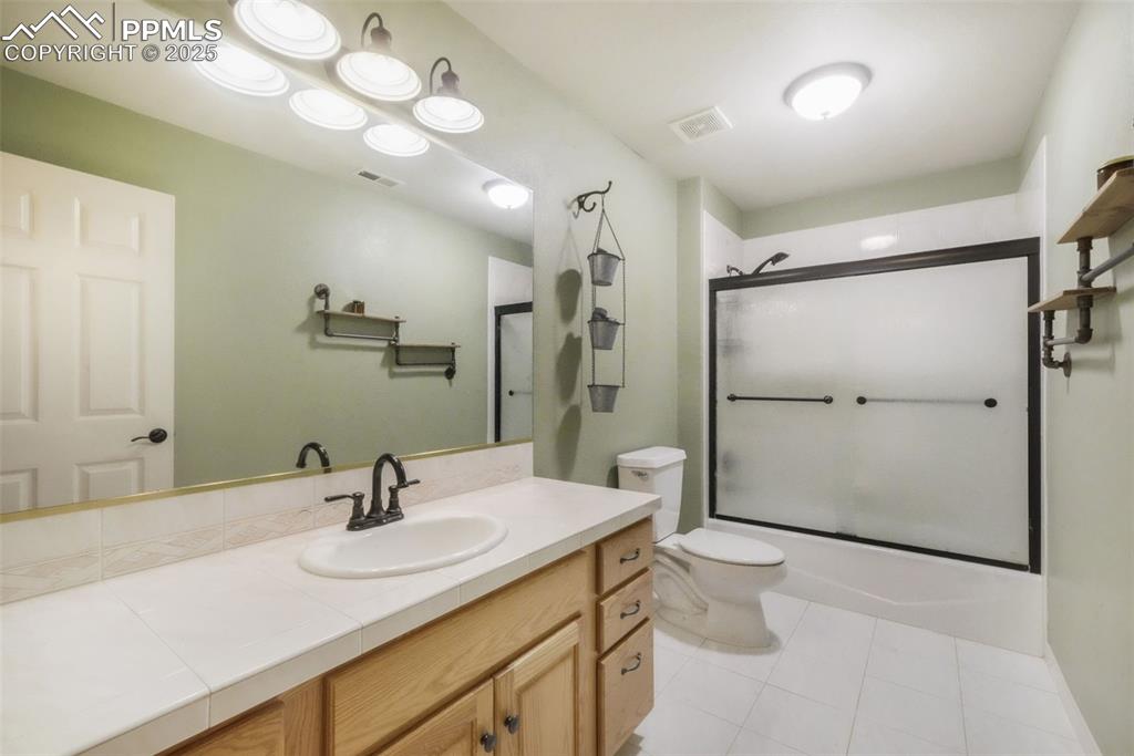 Image 24 of 50: Bathroom