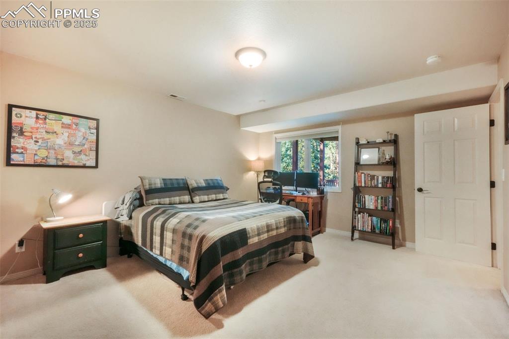 Image 36 of 50: Bedroom