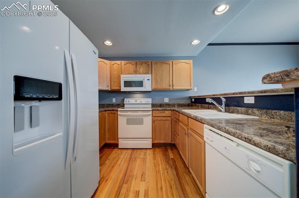 Image 15 of 48: Kitchen