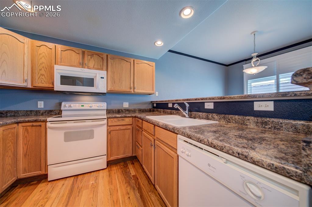 Image 16 of 48: Kitchen