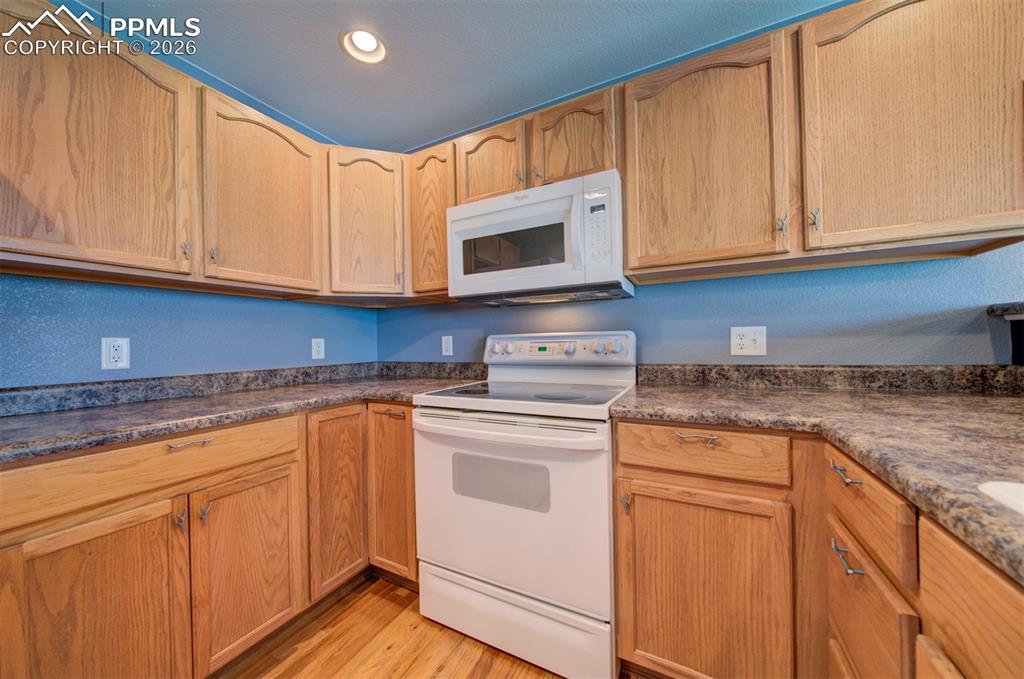 Image 17 of 48: Kitchen