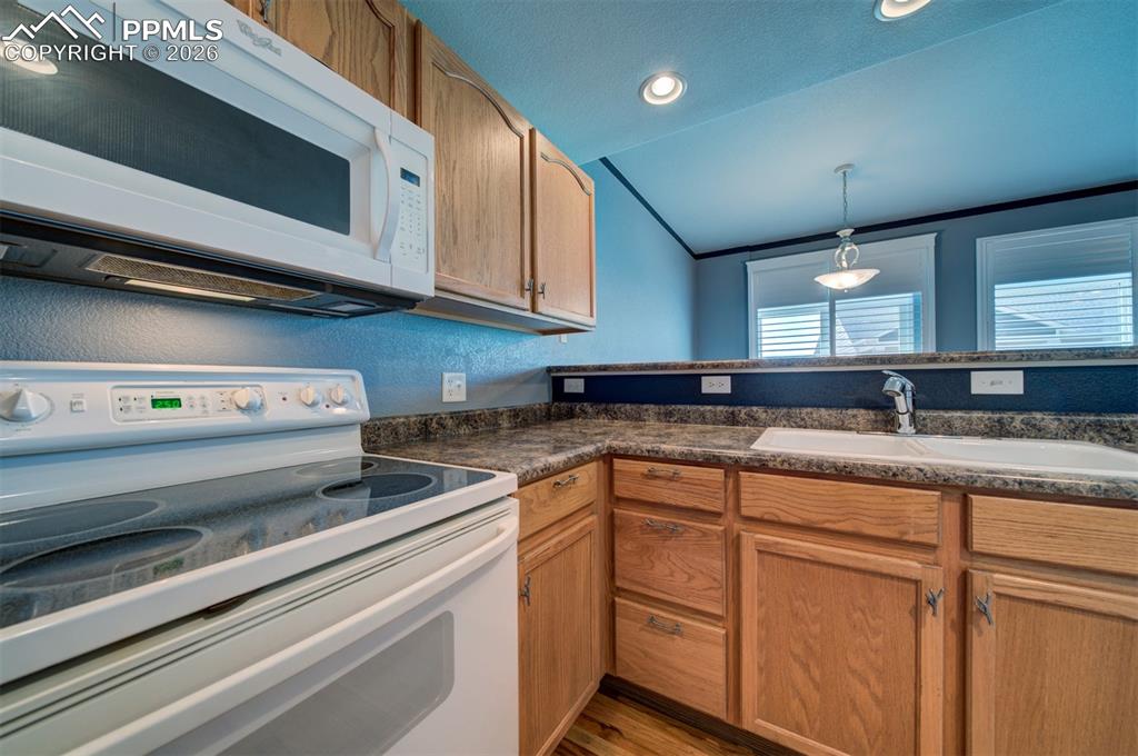 Image 18 of 48: Kitchen