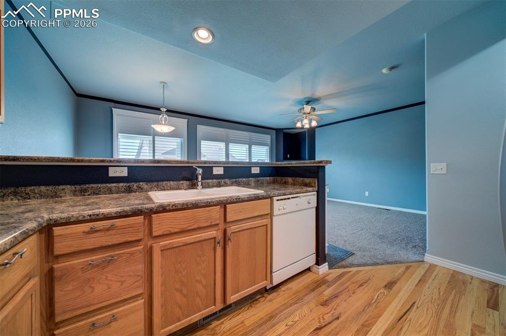 Image 19 of 48: Kitchen