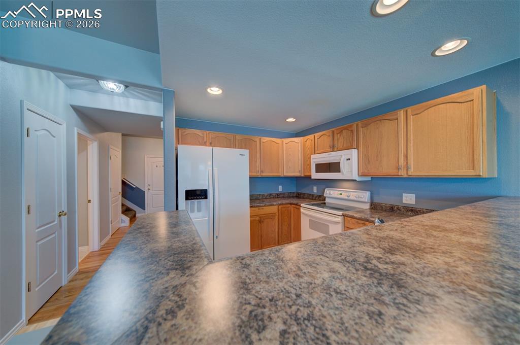 Image 20 of 48: Kitchen