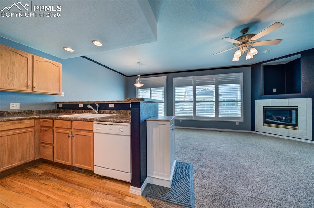 Image 21 of 48: Kitchen