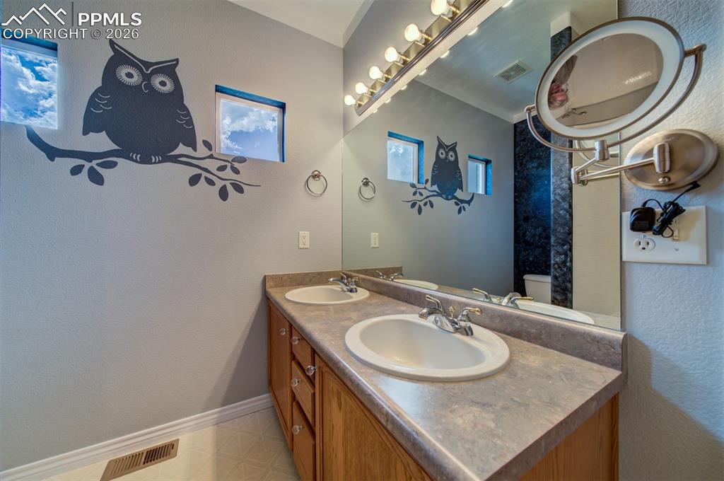 Image 37 of 48: Bathroom