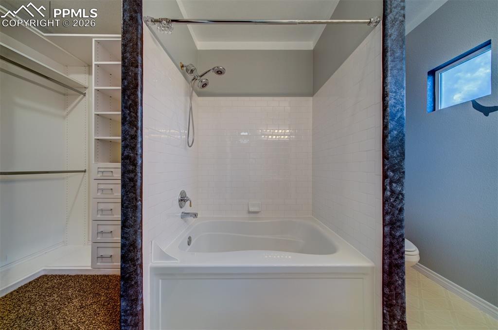 Image 38 of 48: Bathroom