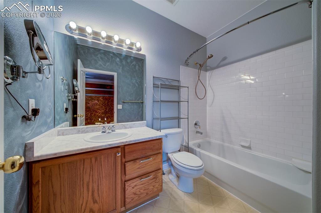 Image 39 of 48: Bathroom