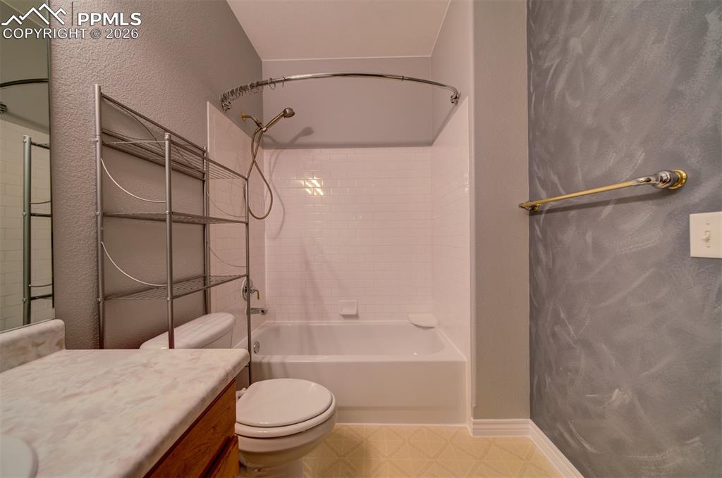 Image 40 of 48: Bathroom