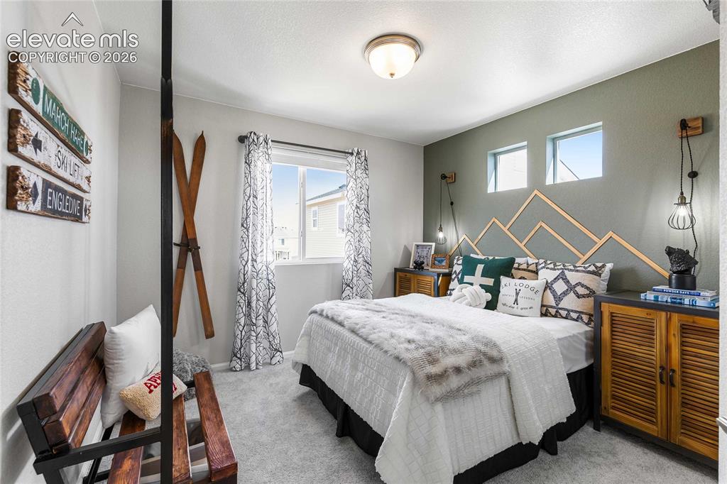 Image 27 of 31: Wall-to-wall carpeting and a ceiling-mounted light fixture
*photos of a mo