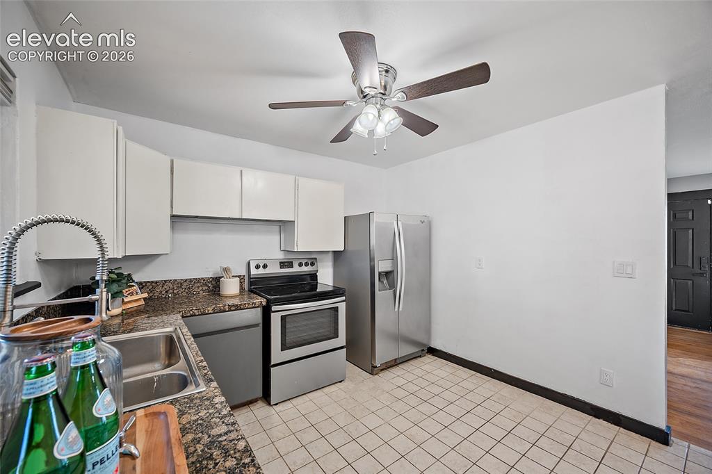 Image 10 of 39: Kitchen