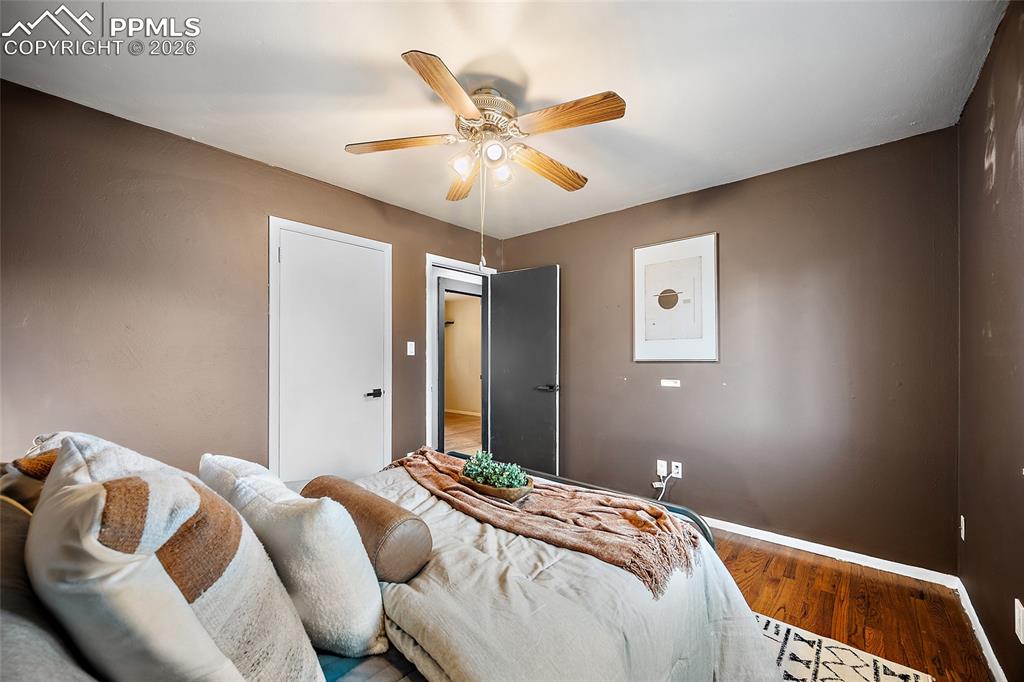 Image 14 of 40: Bedroom