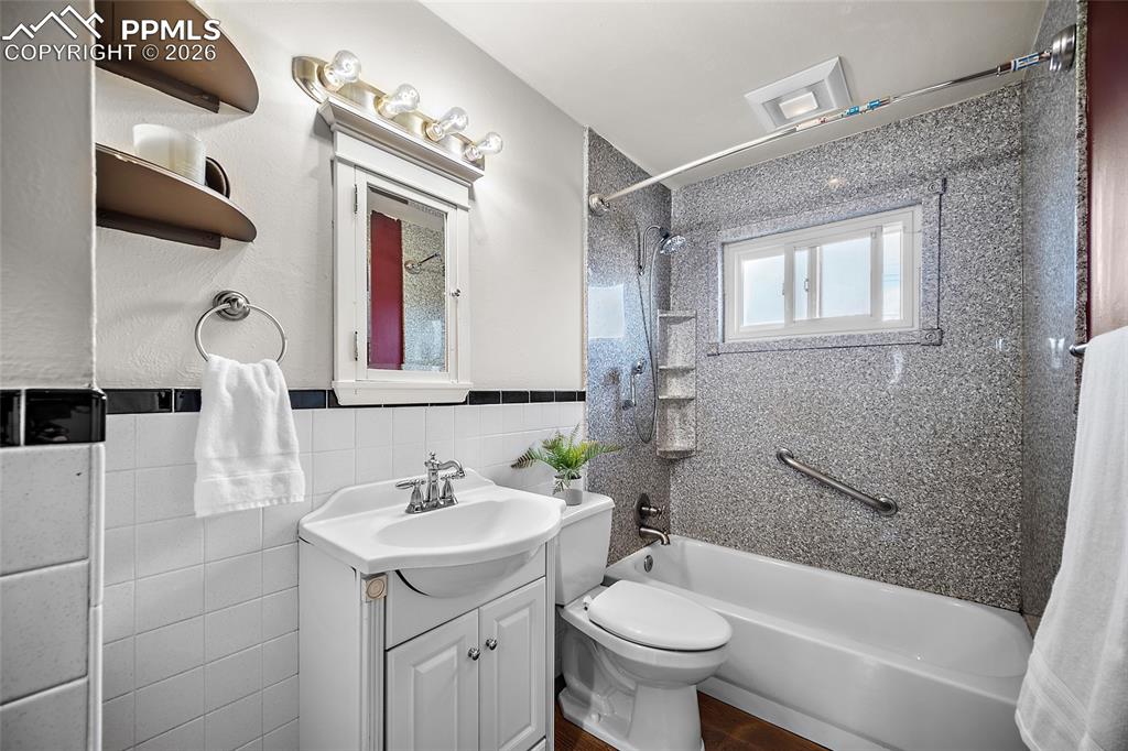 Image 15 of 40: Bathroom