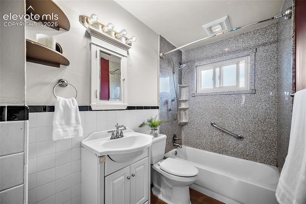 Image 15 of 39: Bathroom