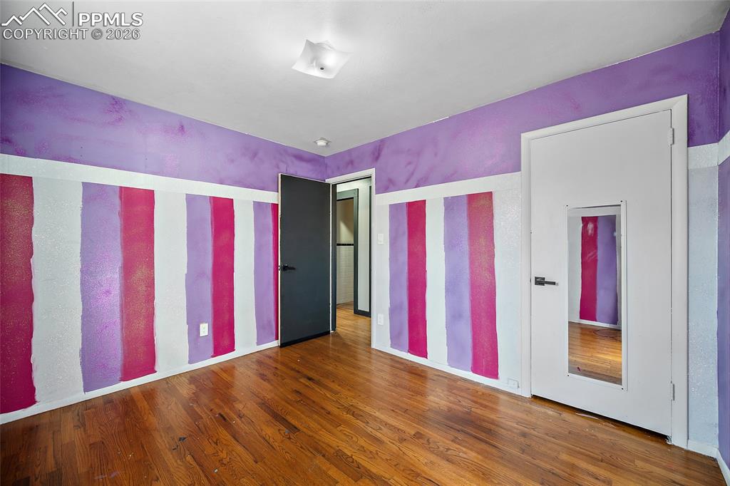 Image 19 of 40: Bedroom