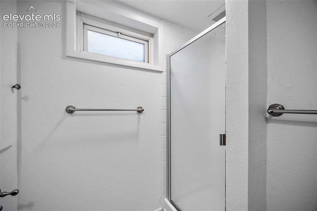 Image 21 of 39: Bathroom