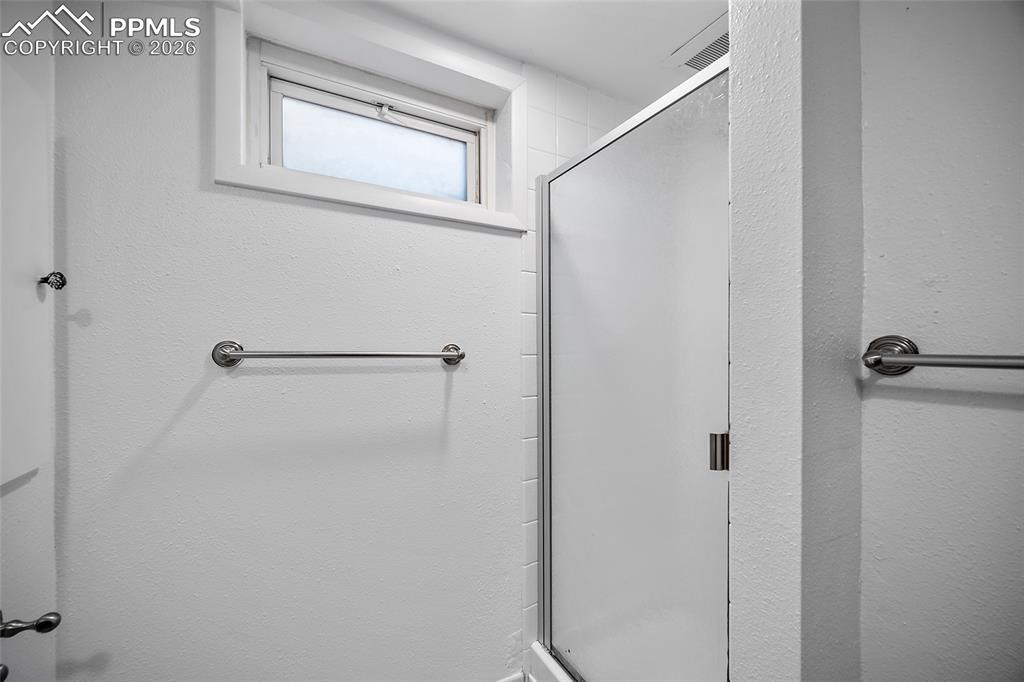 Image 23 of 40: Bathroom