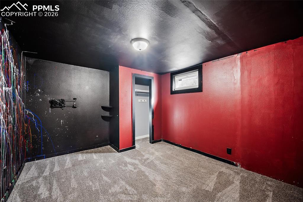 Image 25 of 40: Bedroom