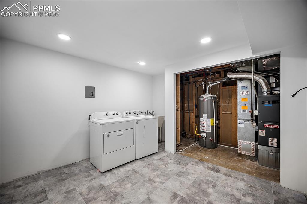 Image 27 of 40: Laundry